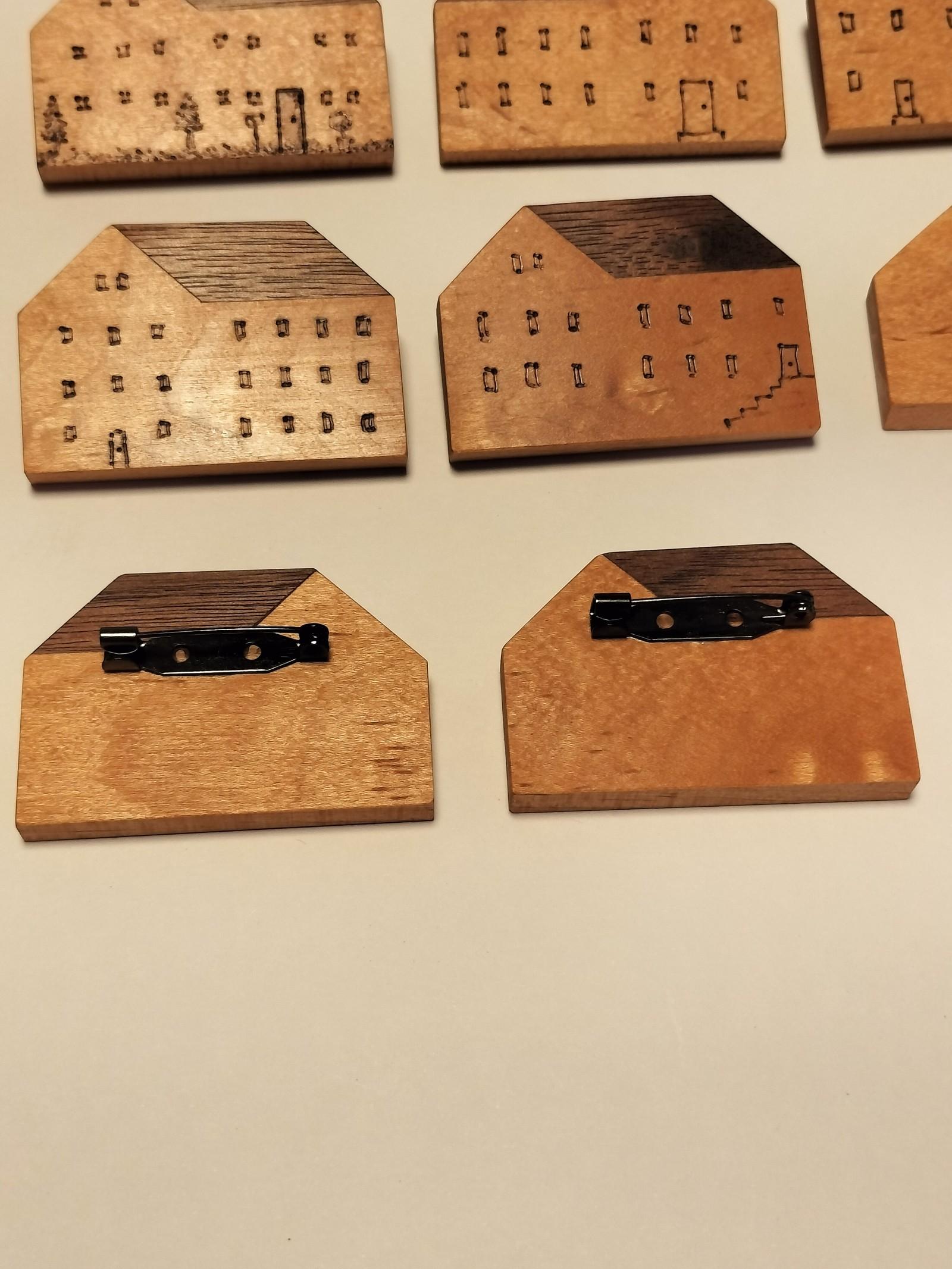 Tiny house brooch - shaker house style 　おうちの木製ブローチ | 3枚目