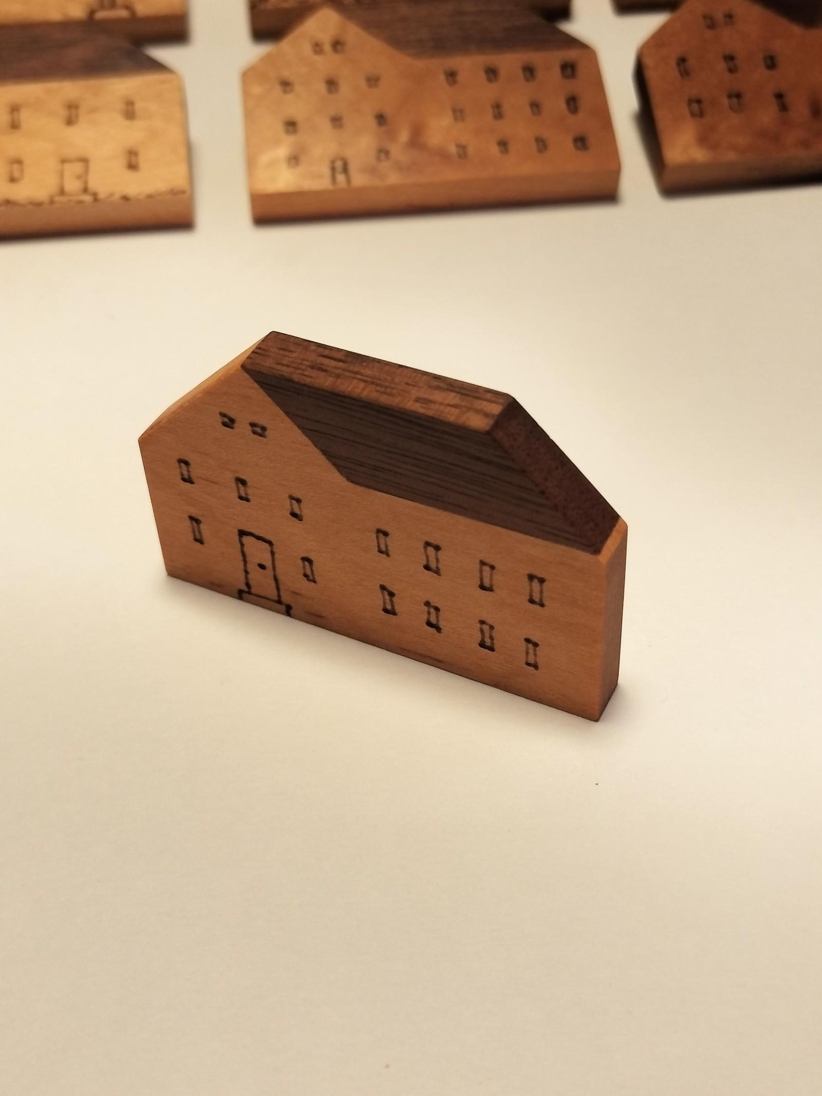 Tiny house brooch - shaker house style 　おうちの木製ブローチ | 6枚目